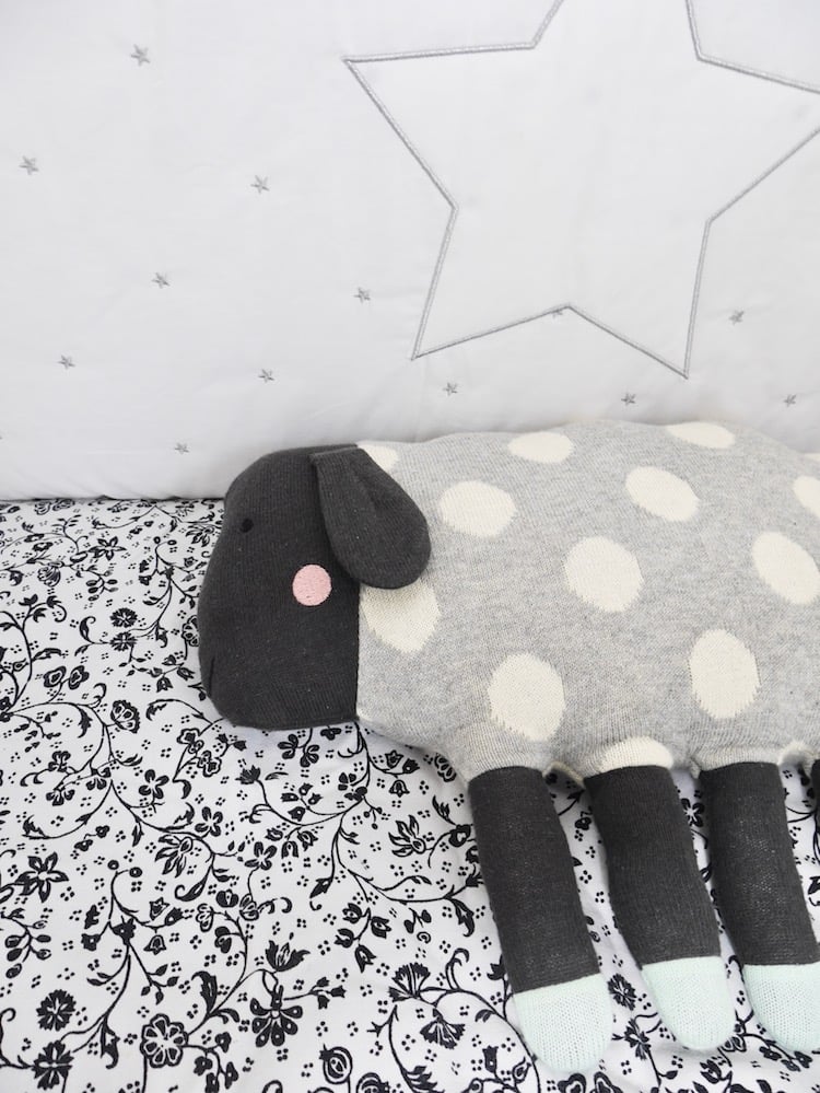 lit bébé déco chambre de bébé noir et blanc coussin en forme de mouton