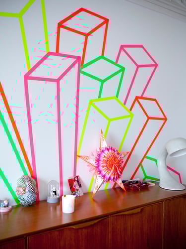 déco fluo au masking tape motif géométrique