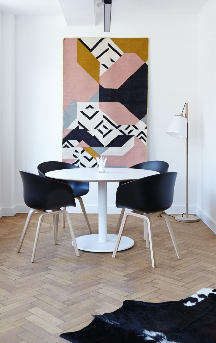 salon chaise hay noir plastique fauteuil la delicate parentese