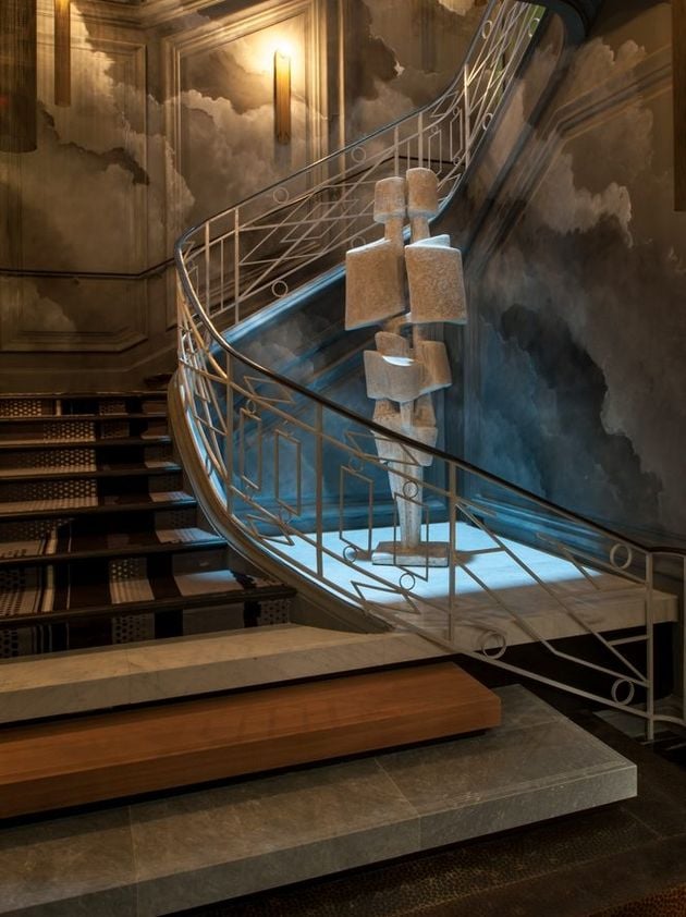 hôtel design paris lieu exceptionnel orage tenebreux gris sombre nuages escaliers  