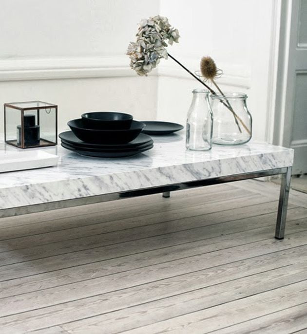 table en faux marbre pour suivre la tendance marbre sans se ruiner rien d emieu que du ruban adhesif effet marbre vaisselle noire et fleurs sur un parquet clair en bois ou est posee une jolie table basse pour le salon