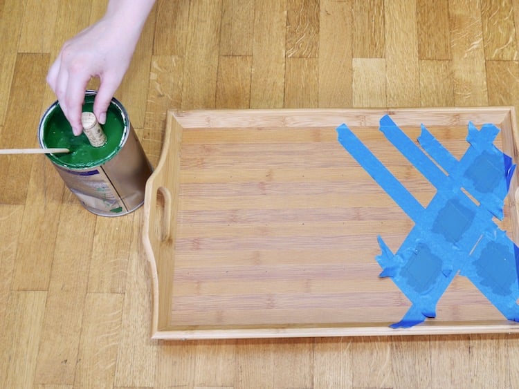 dessiner avec du liege diy plateau petit dejeuner personnalisé