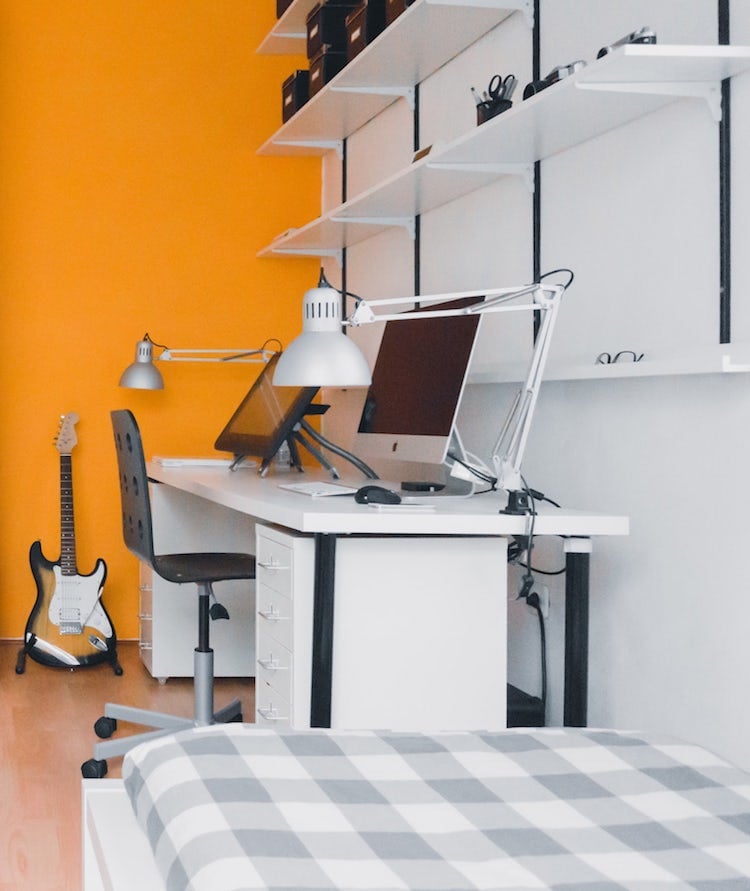 porte amenagement garage en chambre jaune orange bureau