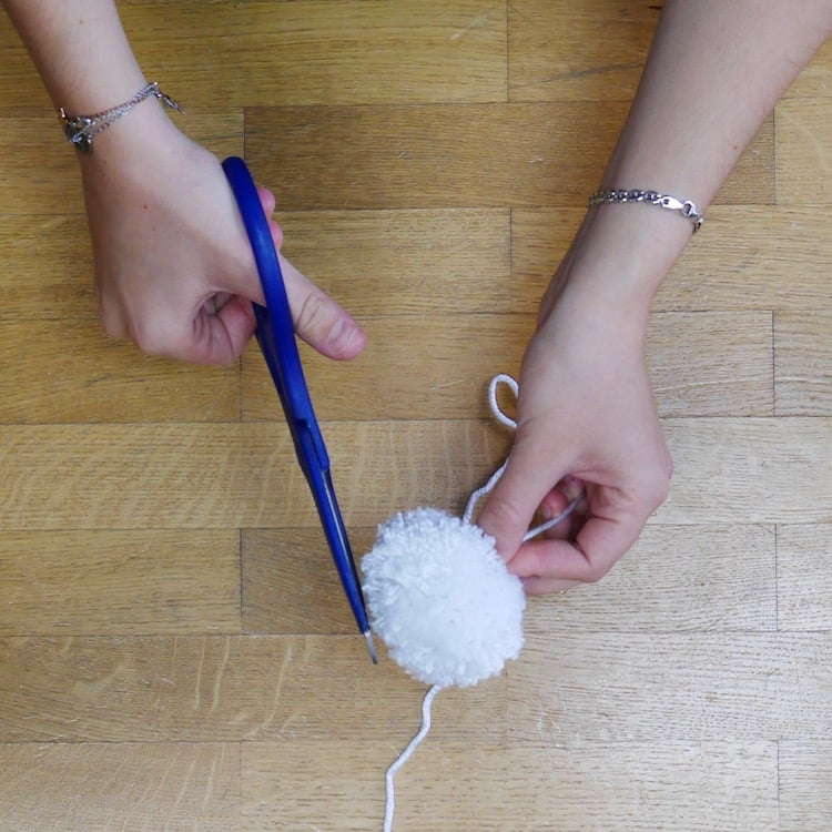 coupe pompom blanc mobile diy laine
