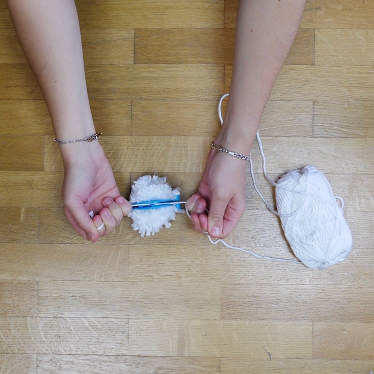 pom pom blanc diy mobile bebe