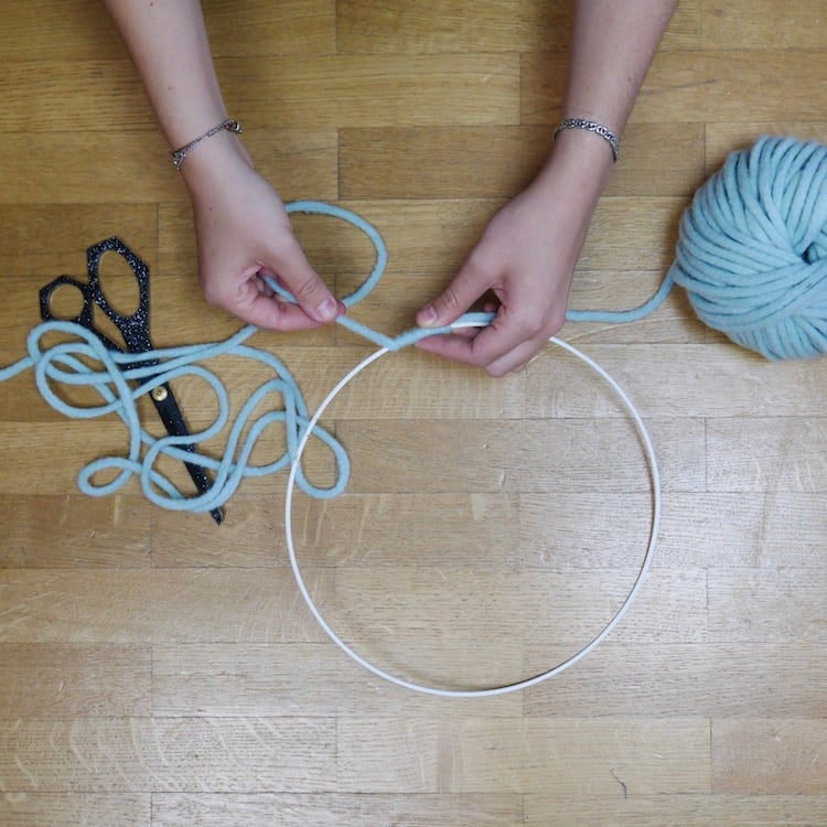 mobile diy cercle laine confection blog deco bleu amande ciseau noir parquet