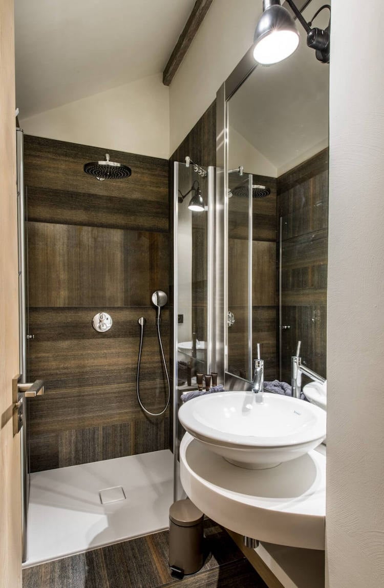 visite deco chalet design au pied des pistes salle de bain style montagne