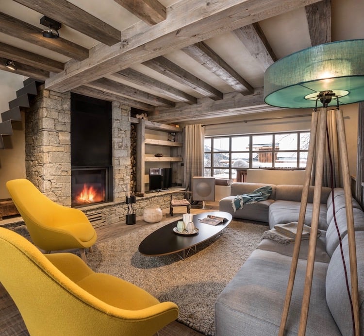 salon chalet design meribel cheminee fauteuil hay jaune moutarde