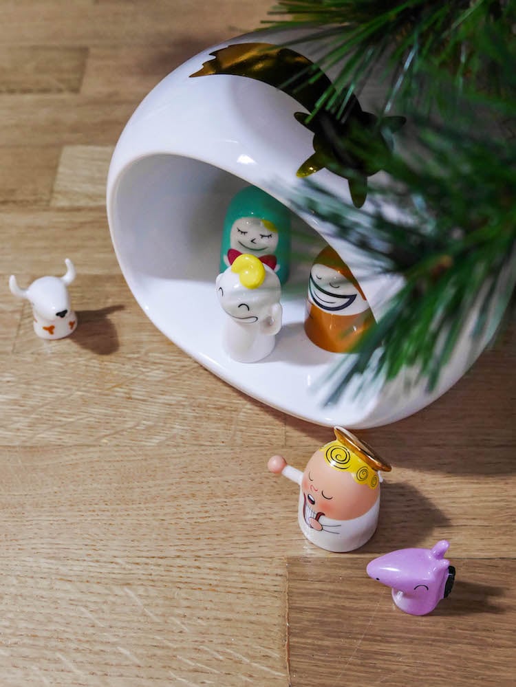 creche sous sapin de noel bleu et argent alessi