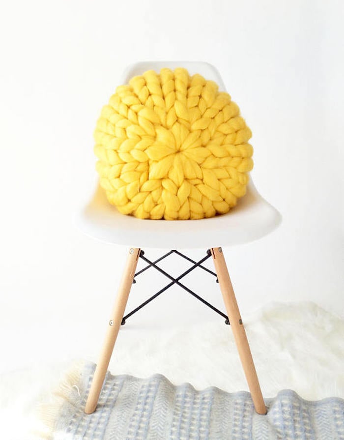 comment fabriquer un coussin en laine jaune soleil rond modèle chaise eames dsw blanche pas cher 