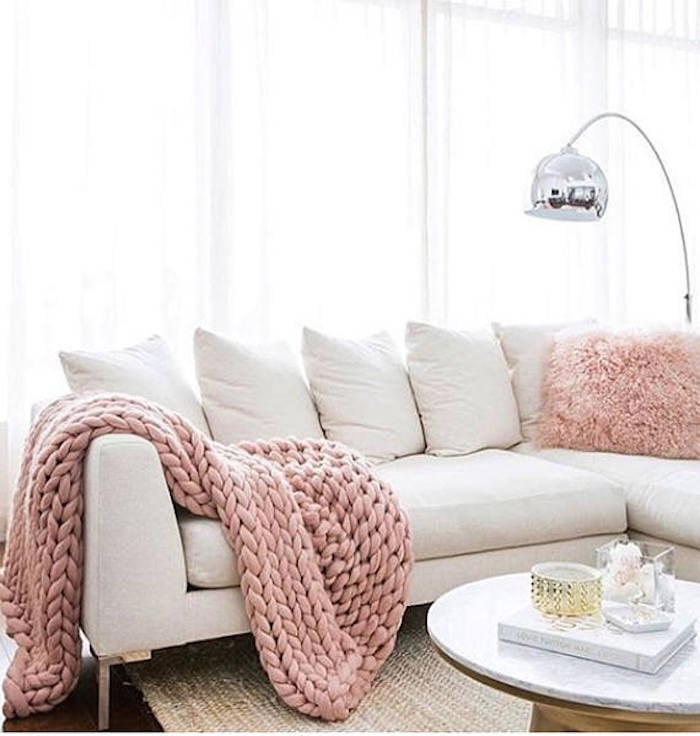 deco tricot salon plaid rose canape blanc decoration elements tricotes lampe design metalique coussin fourrure rose clair creme plateau table basse