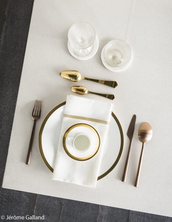 couverts dorés laiton table noel deco assiette