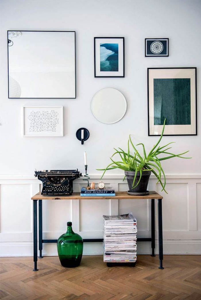 appartement familial suédois entree mur de cadre miroir