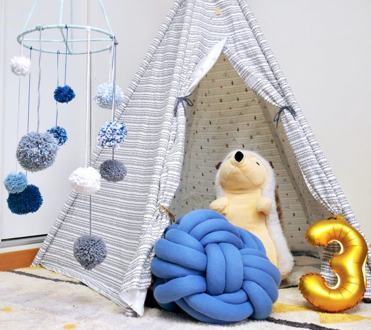 mobile diy pompon chambre enfant idée cadeau de naissance fait main