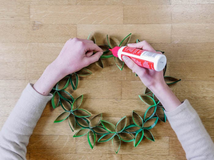 bricolage de noel etape 11 assemblage couronne