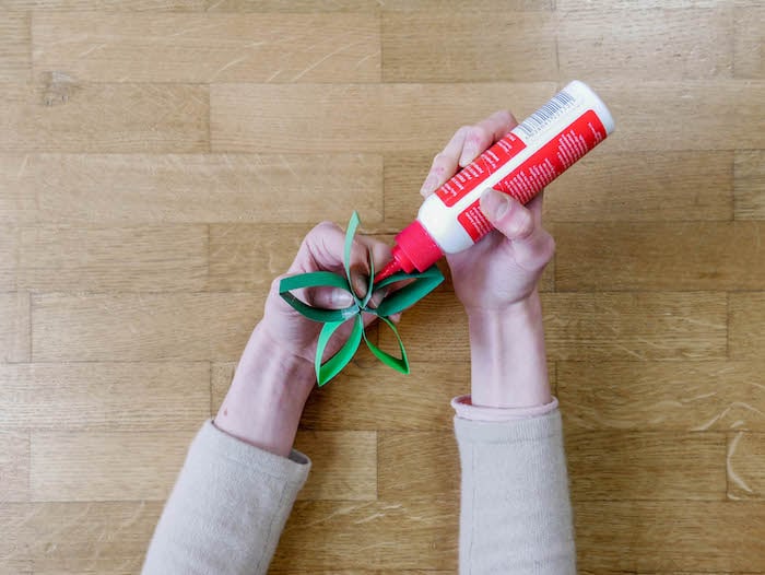 bricolage de noel etape 10 colle fleurs petal