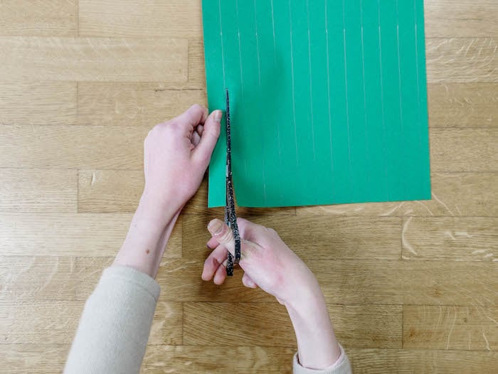 bricolage de noel etape 2 ciseaux papier vert