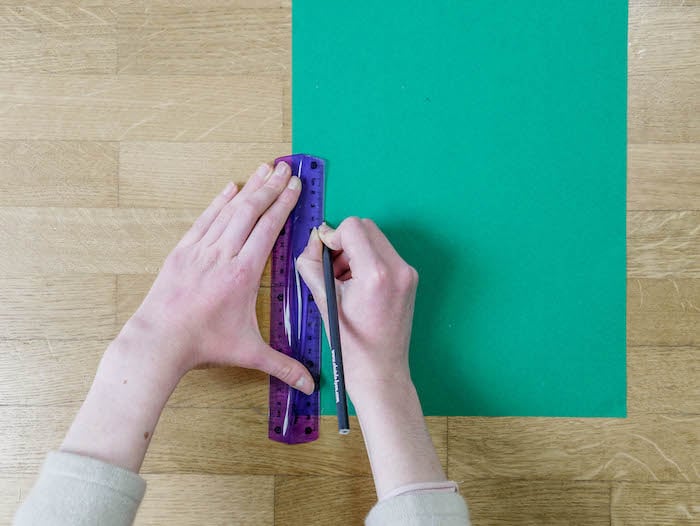bricolage de noel etape 1 feuille regle vert