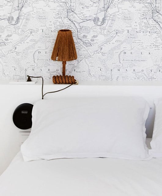 visite deco maison provençale ancienne ferme tete de lit carte ancienne