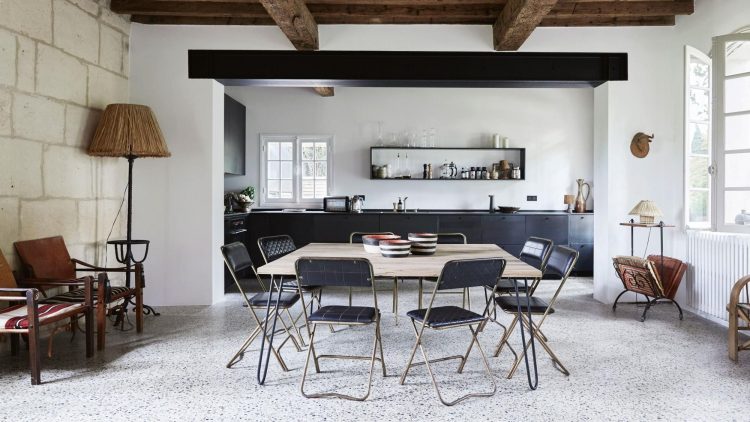 visite deco maison provençale ancienne ferme salle a manger noir blanc