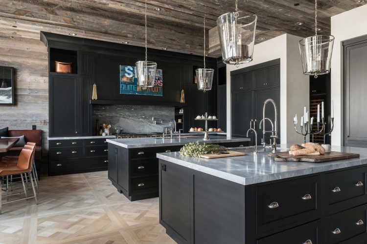 visite deco chalet a flanc de montagne cuisine noire