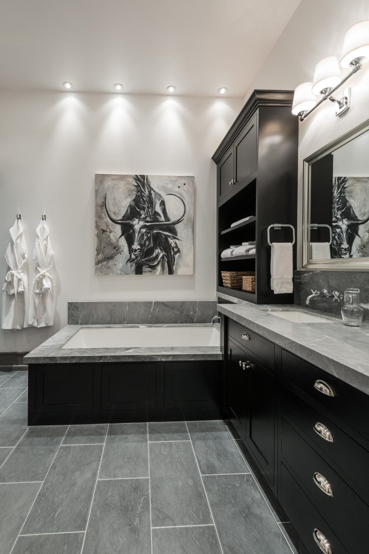 visite deco chalet a flanc de montagne salle de bain monochrome