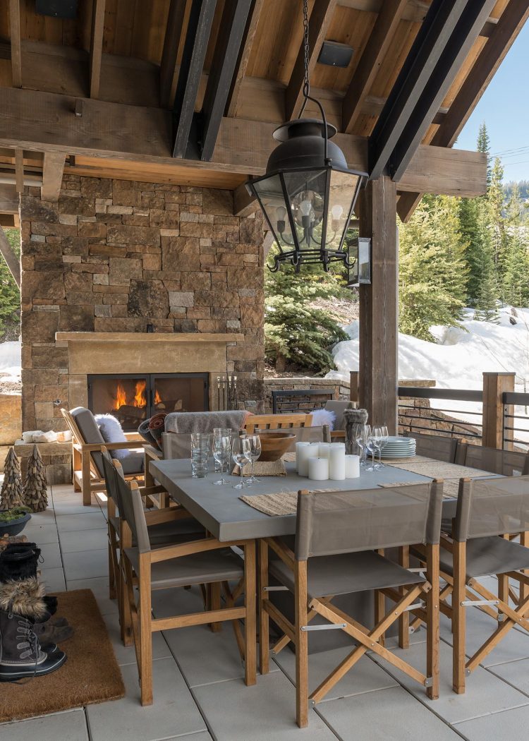 visite deco chalet a flanc de montagne terrasse