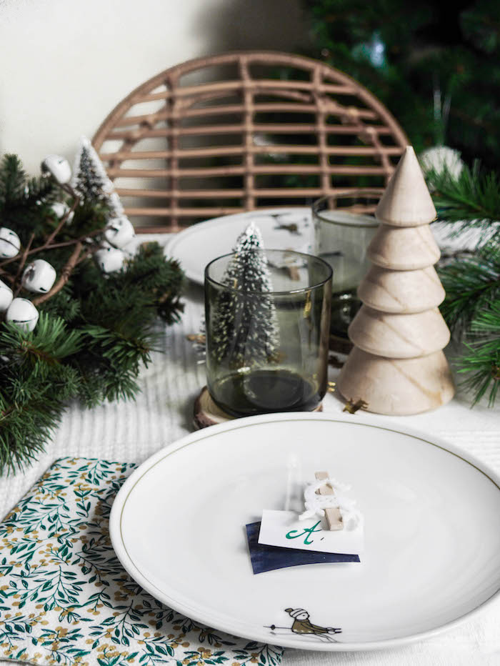 jolie table de noel nature sapin alessi boules argent vert sapins chaise rotin decoration fetes noel reveillon