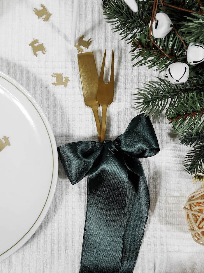 couvert laiton jolie table de noel nature noeud vert