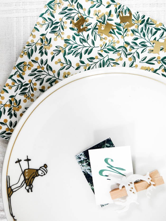 assiette skieur déco nouvel an style chalet moderne serviette en papier motif eucalyptus