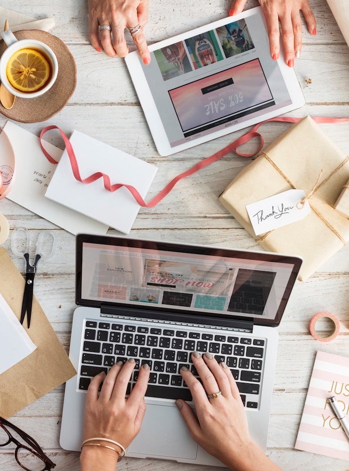 ordi dessiner sur son lit clem