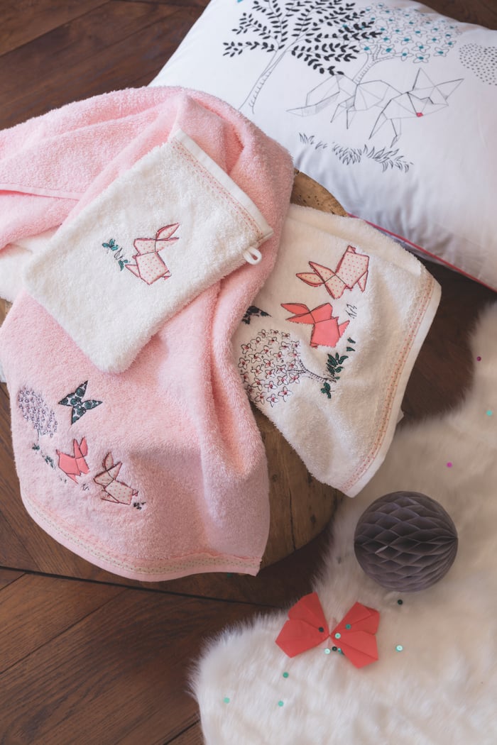 gants dessiner sur son lit