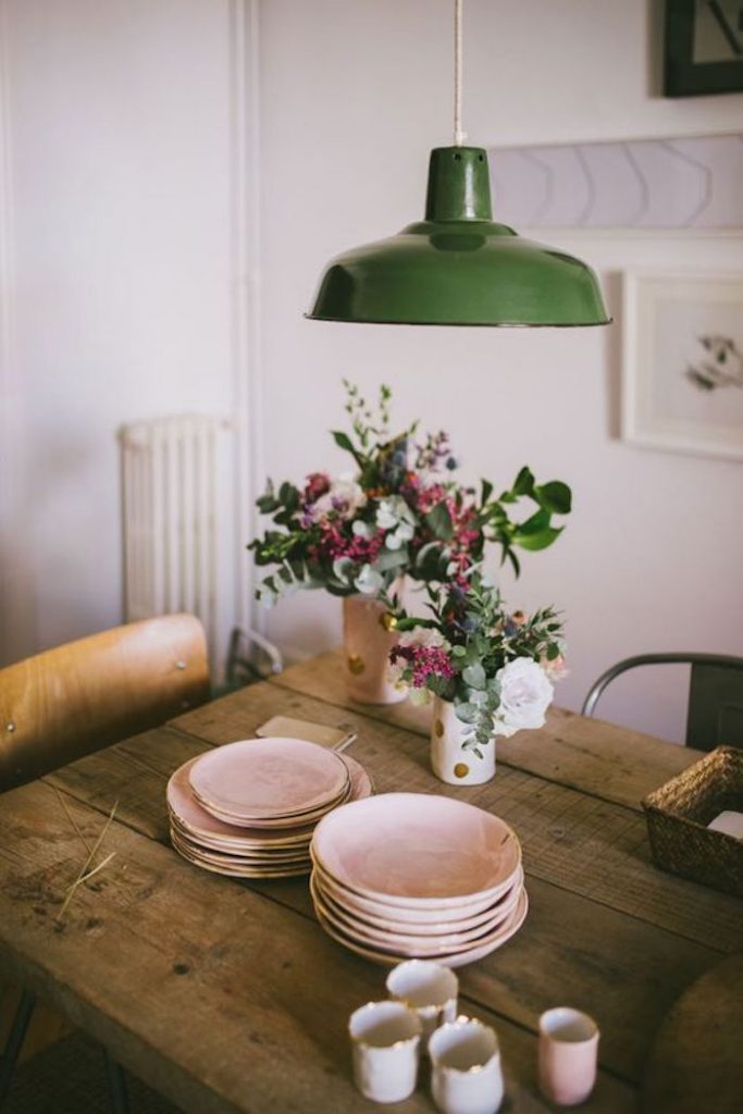 deco rose poudre pink table bois vaisselle lampe verte chaise en bois campagne boheme boho fleurs