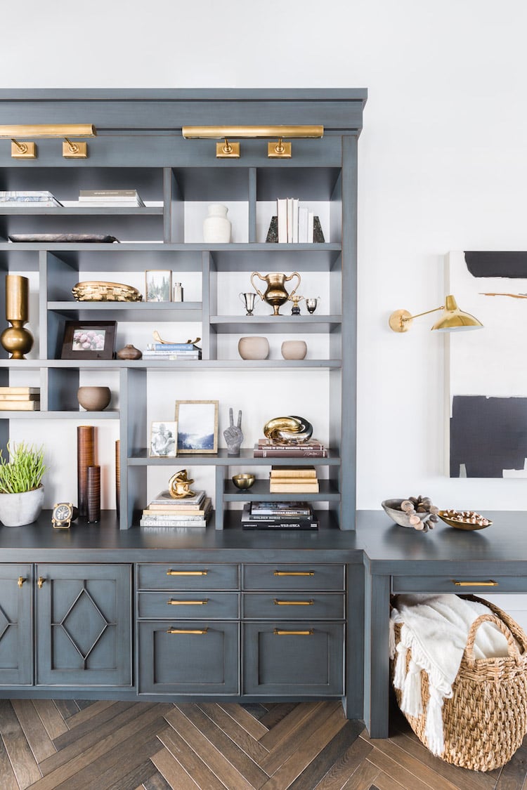 bibliotheque sur-mesure grise bleue laiton parquet point de hongrie bureau