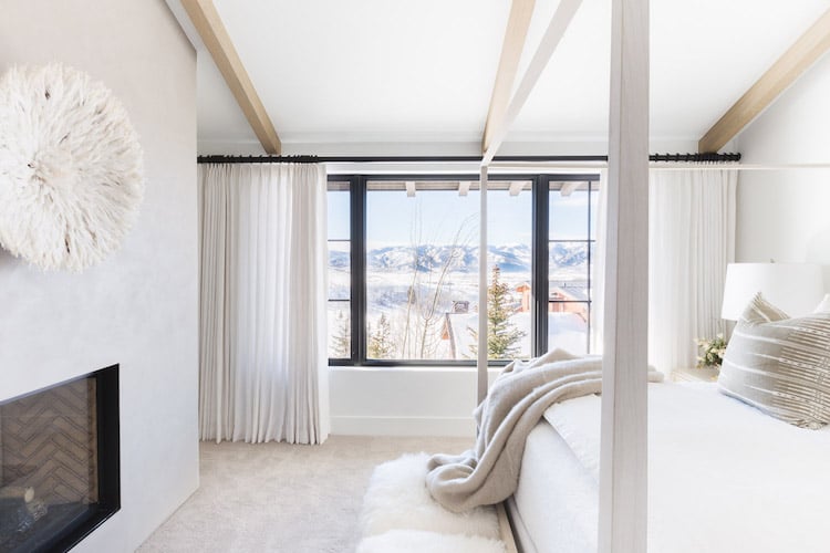 chalet blanc chambre fenetre neige blog deco clem around the corner