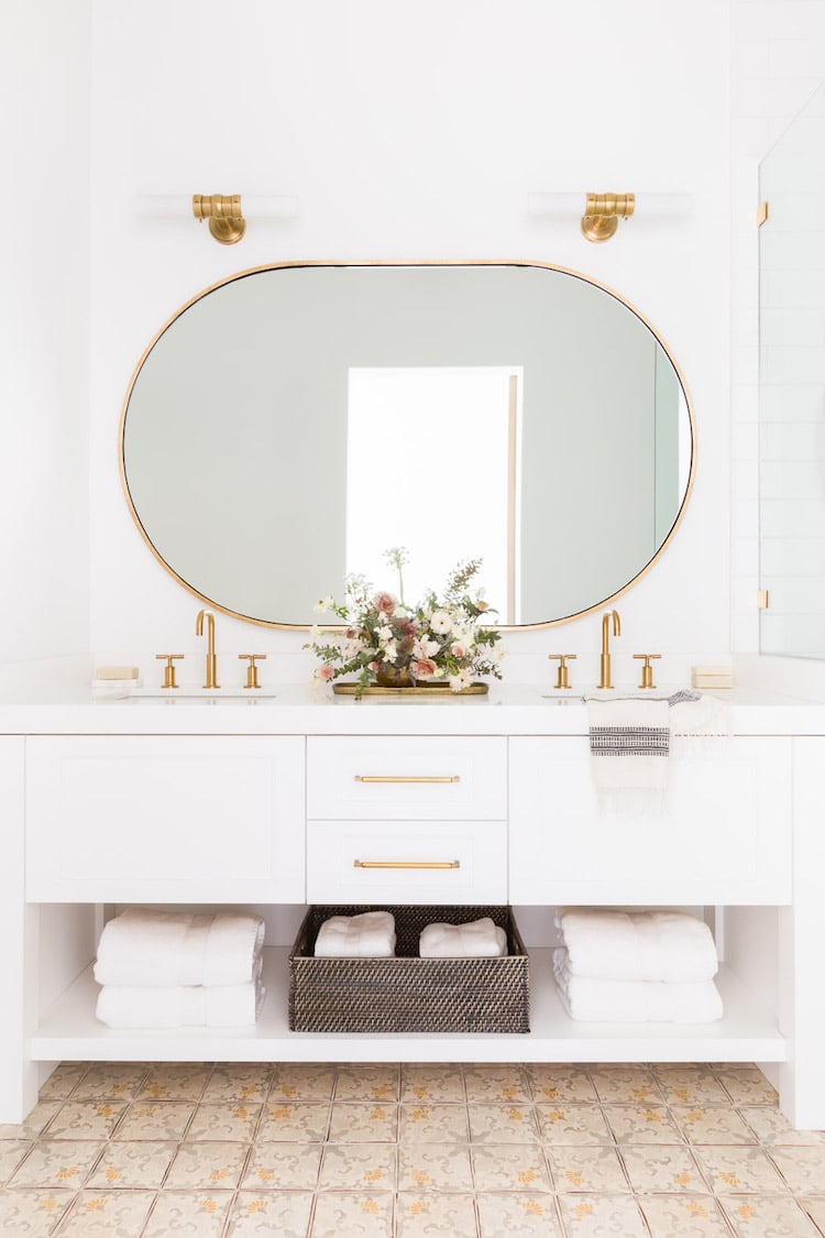 salle de bain laiton art deco chalet blanc decoration