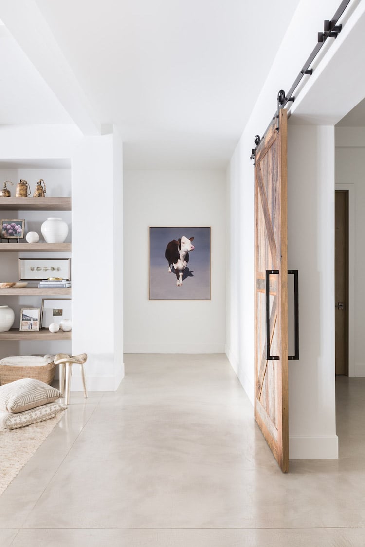 visite decoration chalet blanc moderne porte galandage industrielle bois roulettes