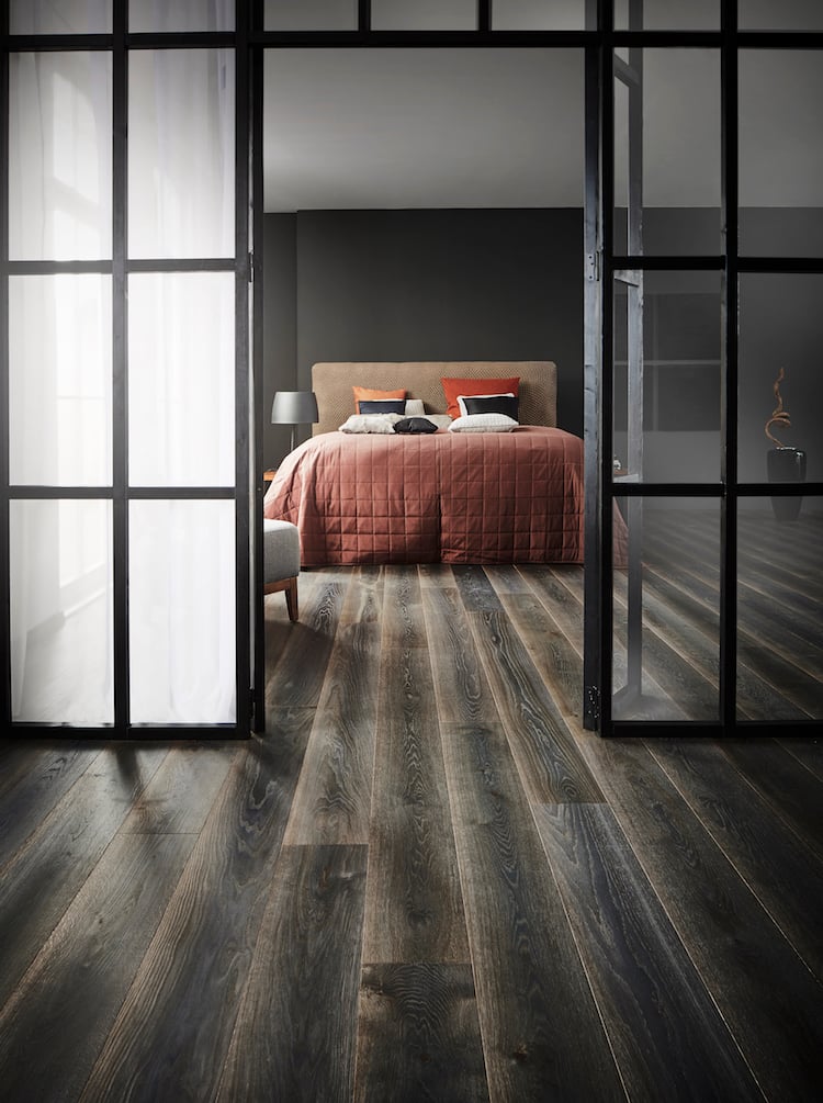 comment choisir son parquet sombre chambre style industriel verriere
