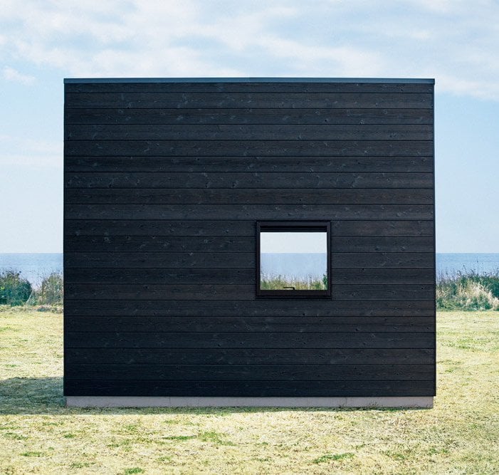 cabane muji exterieur arriere fenetre bois brule