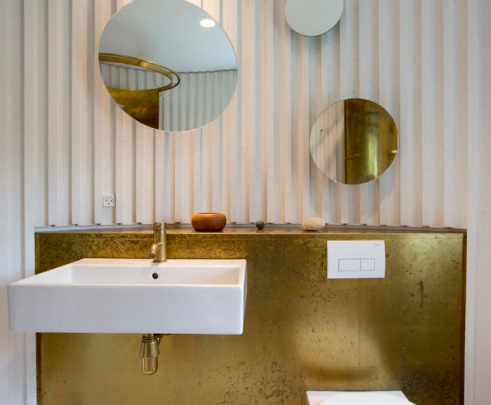 salle de bain blanche et dorée laiton