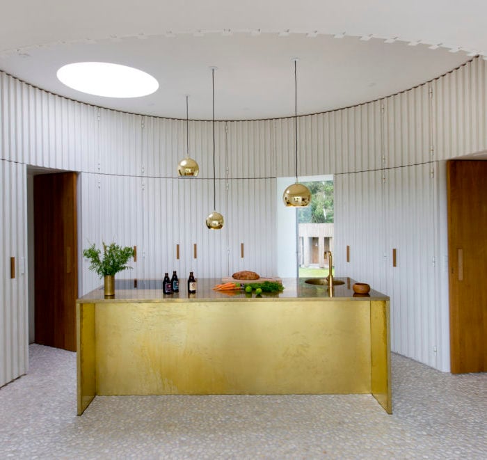 cuisine invisible derrière placard ilot central en laiton brossé