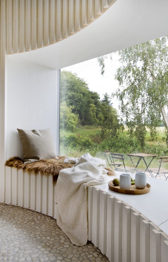 installer un coin lecture cosy en bord de fenêtre