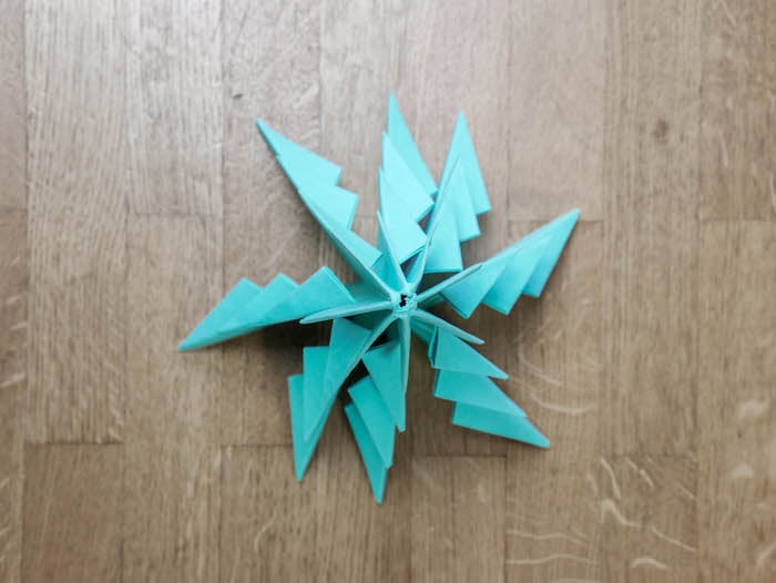 bricolage de noel 12 papier bleu turquoise ciseaux et feutres edding