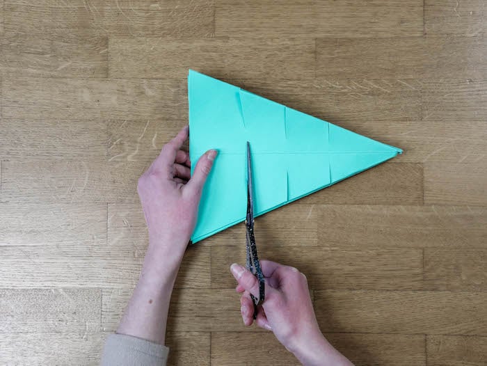 bricolage de noel 10 papier bleu turquoise ciseaux et feutres edding