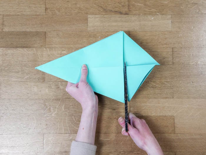 bricolage de noel 9 papier bleu turquoise ciseaux et feutres edding