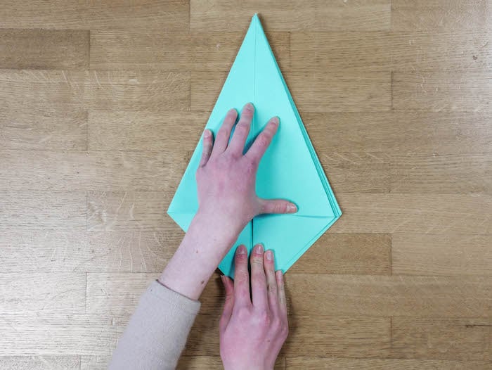 bricolage de noel 8 papier bleu turquoise ciseaux et feutres edding