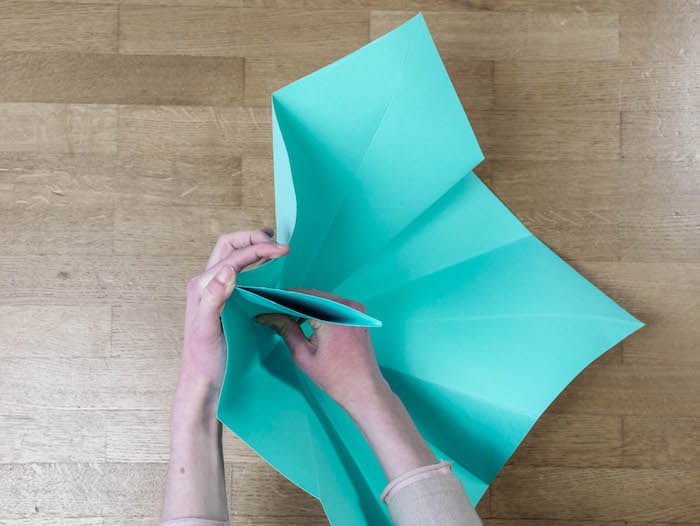 bricolage de noel 6 papier bleu turquoise ciseaux et feutres edding