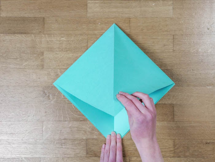 bricolage de noel 4 papier bleu turquoise ciseaux et feutres edding