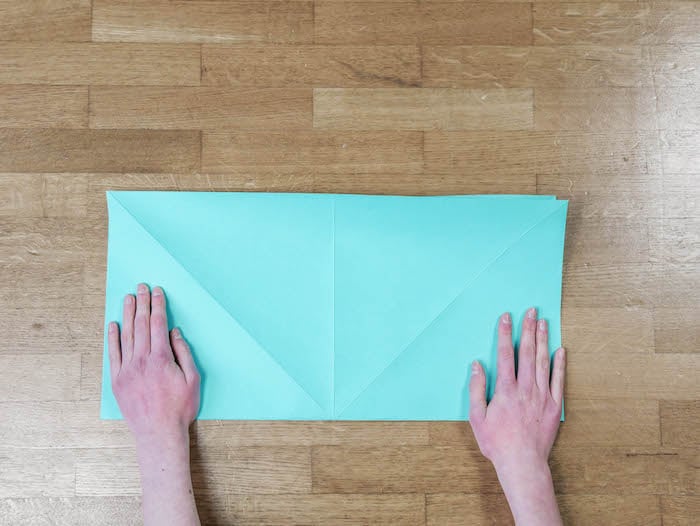 bricolage de noel 3 papier bleu turquoise ciseaux et feutres edding