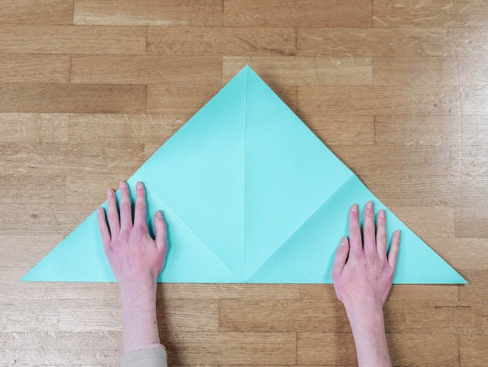 bricolage de noel 2 papier bleu turquoise ciseaux et feutres edding